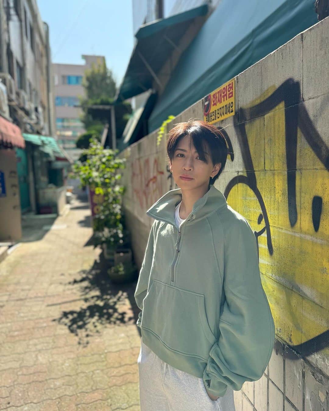 岩橋玄樹のインスタグラム：「Drinking  coffee and walking are my two favorite things ;)」