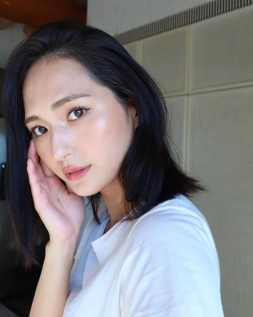 山賀琴子のインスタグラム：「肌の調子がいい✨  最近夜のスキンケアに仲間入りしたロクシタンのイモーテル オーバーナイトリセットセラム。  寝不足や疲れが溜まってるときって肌もストレス感じてるのか、朝起きた時に肌のざらつきや乾燥気味なのが気になることがあって🥲 そういうなんだかさえない時の夜のお手軽差し込み美容液として導入しました。  たくさん入っている黄色いオイルカプセルが、肌の上で溶けて浸透していくのが気持ちいい！ロクシタンの製品はどれもいい香りで、これも夜に癒しをくれる香りです🫶🏻  翌日の肌の艶感、しっかり保湿されてる感覚がたまりません！  #PR #ロクシタン #loccitanepr #イモーテルオーバーナイトリセットセラム #夜用美容液 #美容液 #夜リセット」