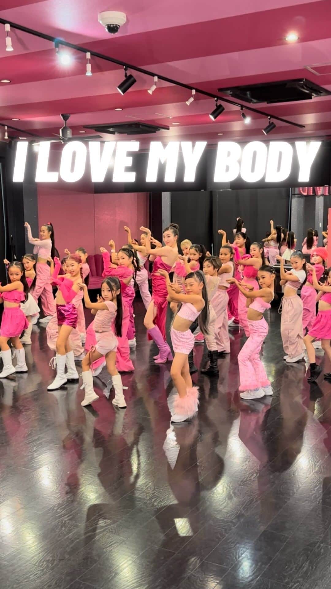 Ruuのインスタグラム：「💖💗💓💖💗💓💖💗💓 I LOVE MY BODY 🫶🏻🫶🏻🫶🏻🫶🏻 レッスンラストのお楽しみTime😆☀️  発表会が終わり1発目のレッスンはJAZZJAZZなコレオをしたよ🥹💃 みんな上手くなってて、ステージの力、お客様の力ってすごいなあと改めて☺️✨こうして1歩ずつ成長していく姿がどこを切り取ってもえもいです☺️  私は今NYCに来てます🗽💖🥹 最、高、、🥹🫶🏻💓💓💓」