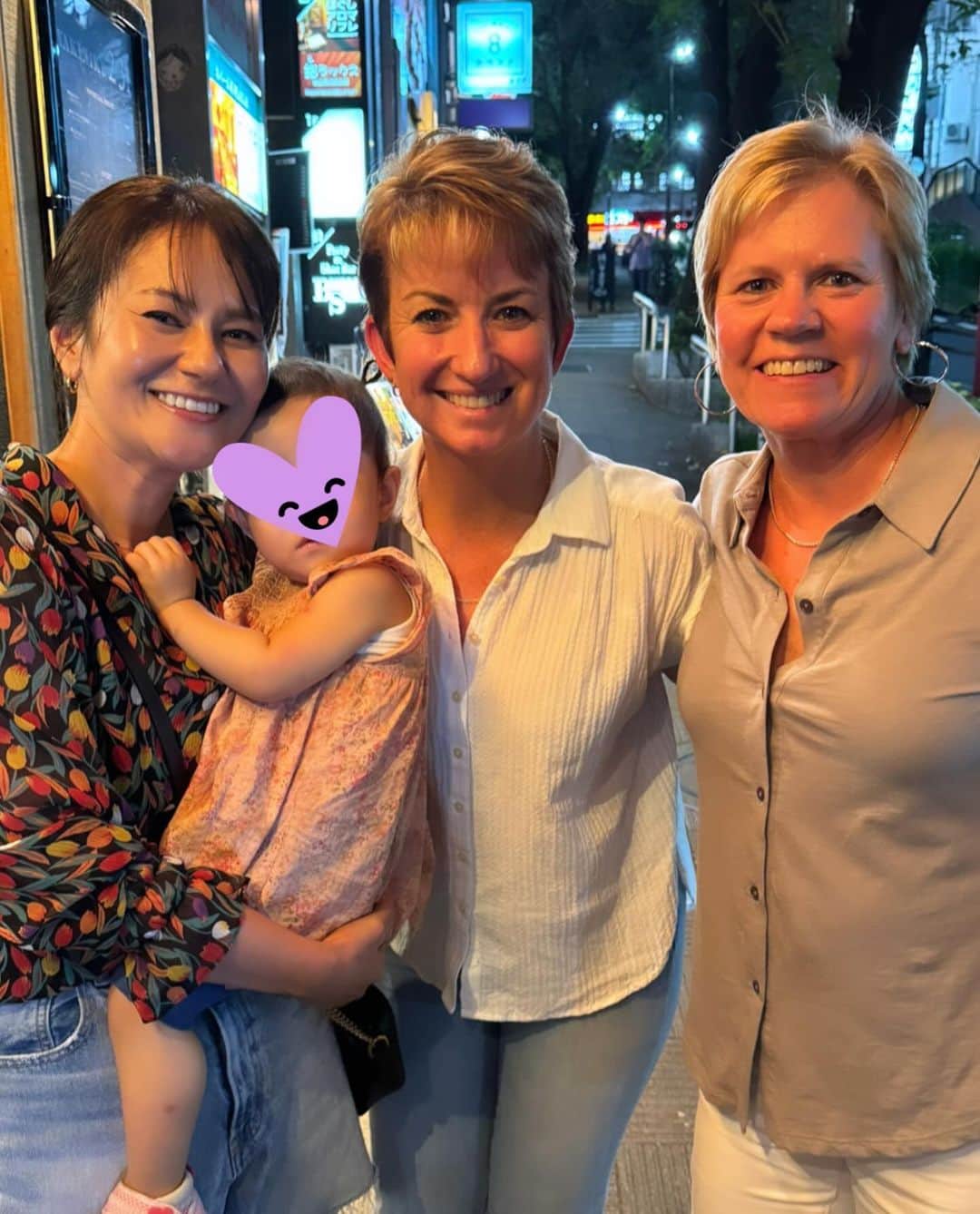 宮里藍のインスタグラム：「It’s a late post but my daughter and I  were so happy to see @karrie_webb and Michele when they came to Tokyo!:) Thank you for such a fun night!   カリーとミシェルと先日ご飯に行きましたー！年に一度、お仕事で来日するカリーとご飯に行けるのが本当に嬉しくて、小さい頃憧れていたレジェンドとこうして友人として過ごせるなんて、10代の私に言っても信じられないはず。笑  いつも、声をかけてくれてありがとう！ 娘の成長も2年連続で見てもらえてる事が本当に嬉しいし、また来年も会えるのが今から楽しみです😊✨ミシェルにも何年振り⁉️に会えて最高に嬉しかった！！！  #legend #myidol  #karriewebb  #❤️」