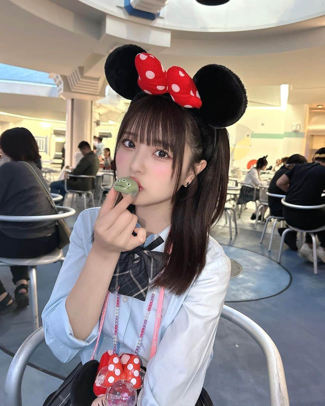 久保田沙矢香のインスタグラム：「だいすきなグリーンまん🫶🏻  つめたくて美味しかった〜¨̮♡  #東京ディズニーランド #ディズニーランド #ディズニー #ディズニーカチューシャ #ディズニーコーデ #ディズニー写真 #ディズニーフード #ミニーちゃん #ミニーコーデ #ミニーマウス #ミニーカチューシャ #tokyodisneyland #diseyland #制服 #制服ディズニー #リトルグリーンまん」