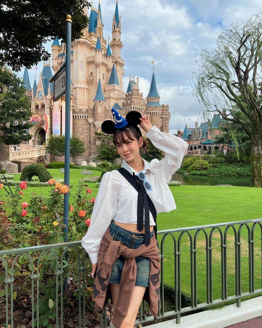 なつぴぴさんのインスタグラム写真 - (なつぴぴInstagram)「ディズニー投稿❶🐭🏰❤️ . . 前日の夜中（ほぼ当日w）に、突然旦那氏からベビ1日みてるよ〜どっか行って来たら〜 と、ビックプレゼントをいただいたので、親友に即連絡🤙🏽💨 なんとなんとアポ成功！ . ということで、弾丸でディズニー行って来た٩( ᐛ )و✨ . . 土日なのにチケット取れたの奇跡だし、なぜかめちゃ安くゲットできたしでまじウッキウキ🐒 . 妊娠してからしばらく乗っていなかったジェットコースターもついに解禁🥴🎢 . こんな休日なかなかない！ 幸せハッピーディズニーでちた✌️ . . tops @jouetie_official  outer @gap_jp  sneaker @akiiiclassic  . . #disney #disneyland #ディズニーコーデ #ディズニーランド #ジュエティ」10月11日 18時54分 - nattsu_pipi