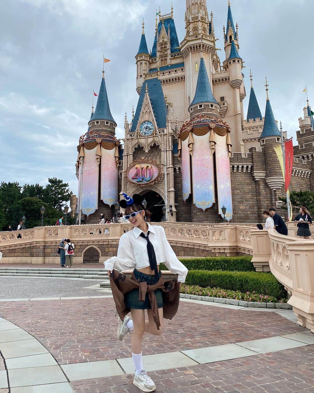 なつぴぴのインスタグラム：「ディズニー投稿❶🐭🏰❤️ . . 前日の夜中（ほぼ当日w）に、突然旦那氏からベビ1日みてるよ〜どっか行って来たら〜 と、ビックプレゼントをいただいたので、親友に即連絡🤙🏽💨 なんとなんとアポ成功！ . ということで、弾丸でディズニー行って来た٩( ᐛ )و✨ . . 土日なのにチケット取れたの奇跡だし、なぜかめちゃ安くゲットできたしでまじウッキウキ🐒 . 妊娠してからしばらく乗っていなかったジェットコースターもついに解禁🥴🎢 . こんな休日なかなかない！ 幸せハッピーディズニーでちた✌️ . . tops @jouetie_official  outer @gap_jp  sneaker @akiiiclassic  . . #disney #disneyland #ディズニーコーデ #ディズニーランド #ジュエティ」