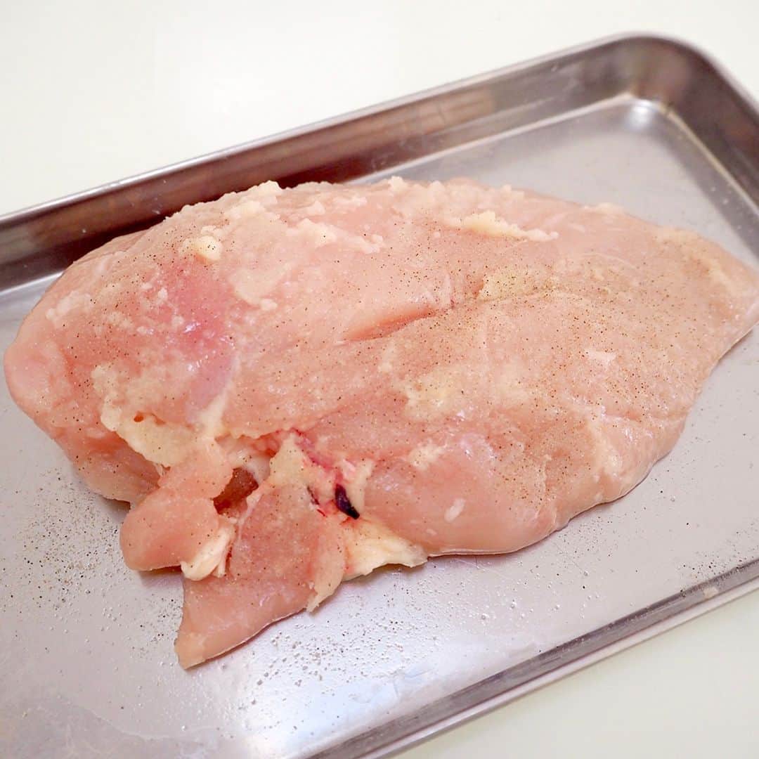 おうちごはん編集部さんのインスタグラム写真 - (おうちごはん編集部Instagram)「【鶏むね肉の #参鶏湯】#レシピ あり▼  鶏むね肉をって炊飯器で手軽に仕上げる参鶏湯です😋 スイッチ一つで作れるのに、仕上がりは手間暇かけたようなおいしさ🎵  生姜たっぷりなので、からだもポカポカ温まります🙆‍♀️  --------👇レシピ👇---------  鶏むね肉の参鶏湯  ▼材料（1人分）  ・鶏むね肉……1枚 ・塩こしょう……適量 ・にんにくチューブ……小さじ1  【A】 ・米……大さじ2　 ・酒……100ml ・生姜……1片 ・ねぎの青い部分……適量 ・鶏がら……小さじ2 ・塩……2つまみ ・水……400ml  ・刻みねぎ……適量 ・糸唐辛子……適量 ・黒こしょう……適量  ▼作り方  1. 鶏むね肉の両面ににんにくチューブを塗って塩こしょうをふり、そのまま10分ほど置く。 ※鶏むね肉の皮が気になる方は取り除いてから下味をつけてもOK。その場合は、取り外した皮もスープの出汁として使用します。  2. 炊飯釜に1の鶏むね肉とAを加え、普通炊きで炊飯する。 ※1で鶏皮を取り外した場合は、ここで一緒に炊飯釜に入れてください。  3. 炊けたらねぎの青い部分と、鶏皮を取り除く。鶏むね肉を3～4等分に軽くほぐす。  4. 器に盛り、刻みねぎ、糸唐辛子、黒こしょうをトッピングする。  photo by @arigohan  🔽「鶏むね肉の参鶏湯」のレシピは、おうちごはんの記事でもご紹介しています！ https://ouchi-gohan.jp/3696/  ------------------ ◆このレシピを作ってみたいと思った方は「保存📄」を、おいしそうと思った方はぜひ「いいね♥」してね😚  ◆ #おうちごはんLover を付けて投稿するとおうちごはんの記事やこのアカウント、おうちごはん発信のトレンドリリースなどでご紹介させていただくことがございます。スタッフが毎日楽しくチェックしています♪  ［staff : まい姉］ ------------------  #おうちごはんlover #おうちごはんラバー #ouchigohanlover #デリスタグラマー #ouchigohan  #あしたのおうちごはん #おうちごはん #レシピ #炊飯器 #炊飯器レシピ #recipe #鶏肉 #鶏むね肉 #生姜 #生姜たっぷり #いたわりごはん #サムゲタン #ヘルシー #簡単 #時短 #簡単レシピ #献立 #自炊 #手料理」10月11日 19時00分 - ouchigohan.jp
