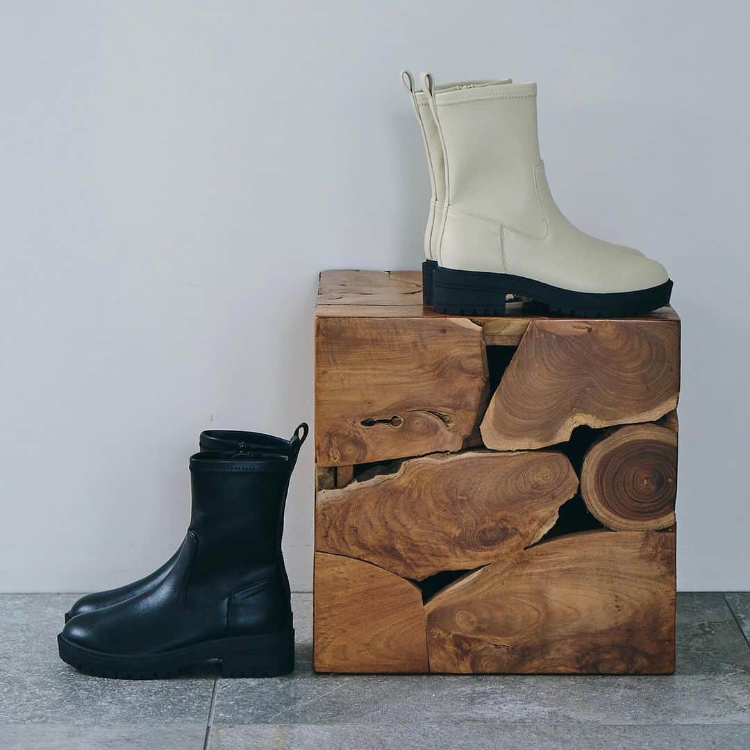 のインスタグラム：「【boots collection】  VIS AWの ブーツコレクション。  カジュアルから レディに履けるアイテムまで 幅広いラインナップ。  品番↓  #BVA53050 リサイクルレザータンクソールストレッチブーツ ¥6,578 (税込) ※店舗販売中  #BVA43080 【抗菌防臭】スクエアトゥソフトロングブーツ ¥8,899 (税込) ※店舗販売中  #BVA53100 【抗菌防臭】タンクソールサイドニットブーツ ¥7,909 (税込) ※店舗販売中  #BVA43100 【美人百花10月号掲載】ソフトヒールショートブーツ ¥7,909 (税込) ※店舗販売中  #BVA43010 【2WAY】ロングカバー付きショートブーツ ¥12,980 (税込) ※店舗販売中  @jadorejunonline をチェック！  #vis#vis_jp  #fashion#ファッション#ootd #autumn #boots #ブーツ」