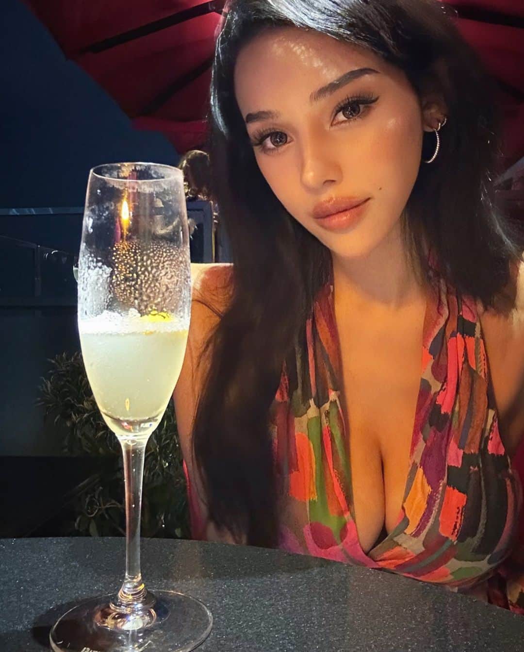 ヴァネッサみどりのインスタグラム：「🥂 with a view 🌃✨✨ セラヴィin シンガポールの絶景で更に酔うわたし🤭🫨」