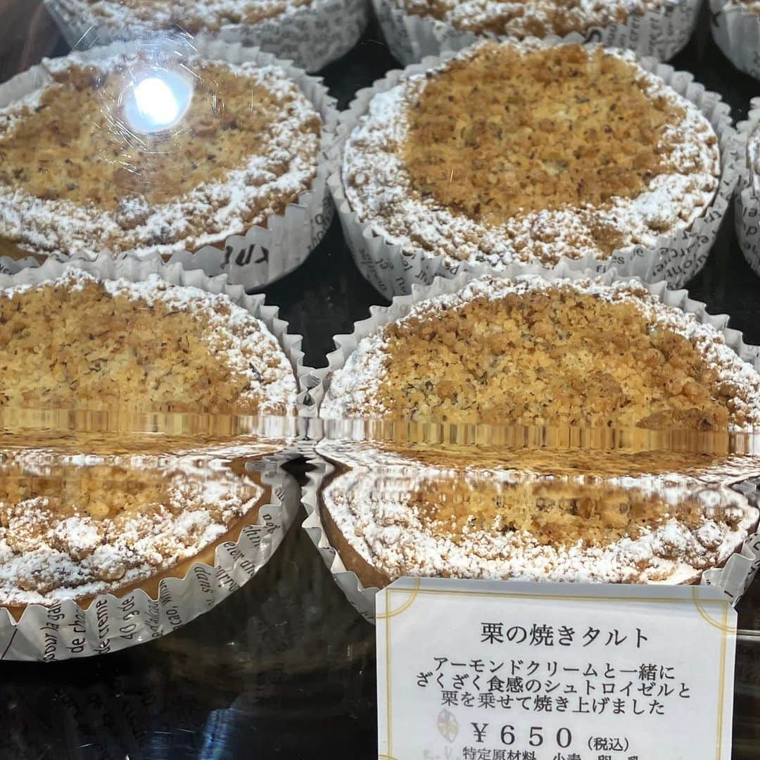 daimarusapporoさんのインスタグラム写真 - (daimarusapporoInstagram)「秋香る、大人のケーキ🥃🌰 地1階 ほっぺタウンに〈ボン・ヴィバン〉が期間限定出店中！  見た目に美しいケーキや、焼き菓子などが登場しました😳  おすすめは、今回の出店から先行販売となる栗のケーキ『マノン』(1枚目)🌰 マロンと柚子のケーキにヘーゼルナッツ＆バナナのクリームを合わせたケーキなんだそう！ 秋ならではの、とびきりの組み合わせに注目です。  その他にも、ラム酒香るモンブラン、ブドウの蒸留酒を使用したチョコレートケーキ「グラッパ」など 大人な味わいの気になるスイーツがたくさん🥰  ぜひ店頭でご覧ください！  ※10/15(日)まで  #大丸札幌 #ボンヴィバン #札幌ケーキ #札幌ケーキ屋 #モンブラン #チョコレート #チョコレートケーキ #秋スイーツ #札幌スイーツ」10月11日 18時56分 - daimarusapporo