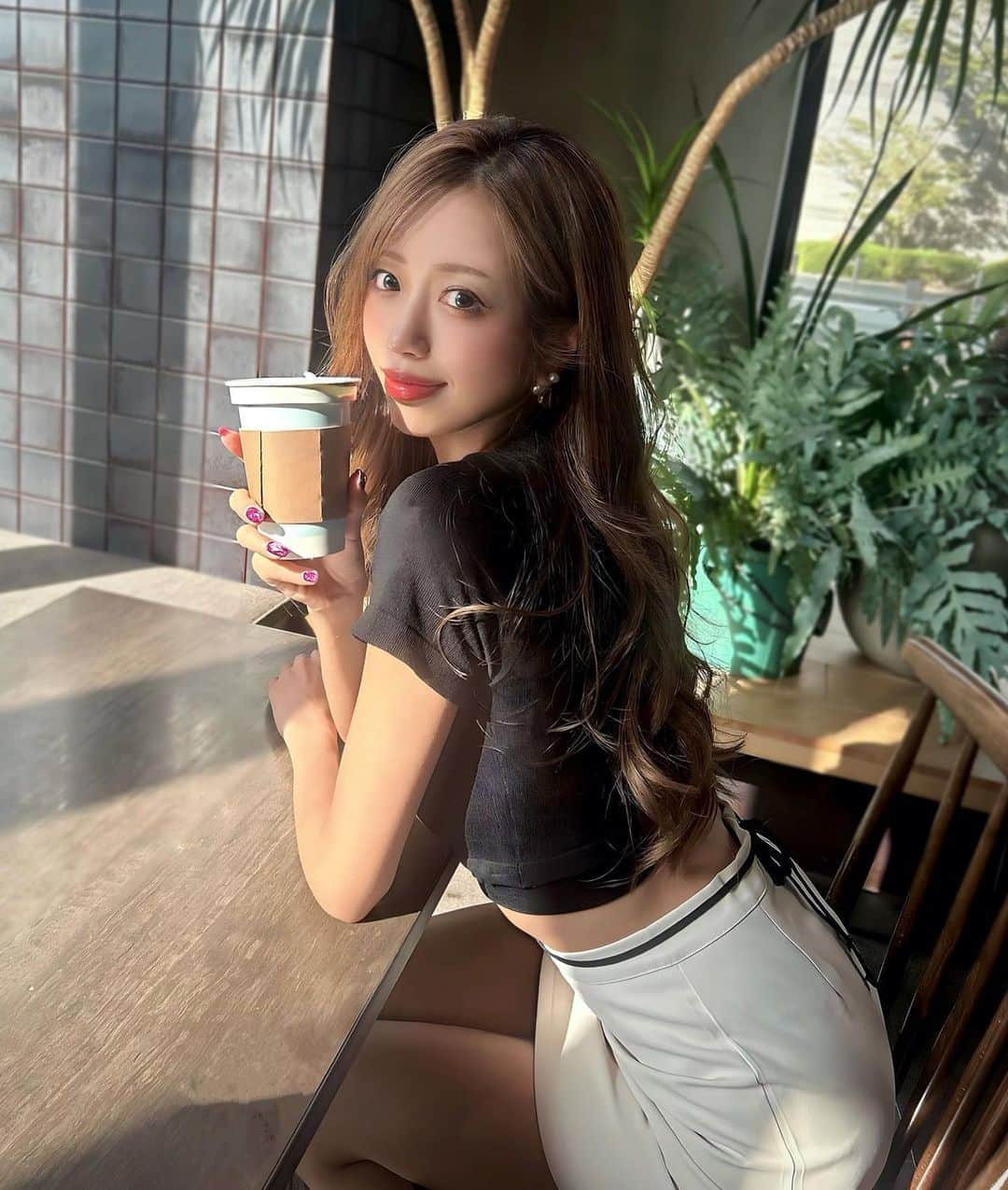 央川かこのインスタグラム：「甘いホットドリンクだいすき🥰☕️ ・ ・ #カフェ #コーヒー #レースクイーン #ラウンドガール #モデル #ダイエット #トレーニング #筋トレ #ファスティング #ゆる巻き #巻き髪 #ヘアスタイル #SHEIN #ファッション」