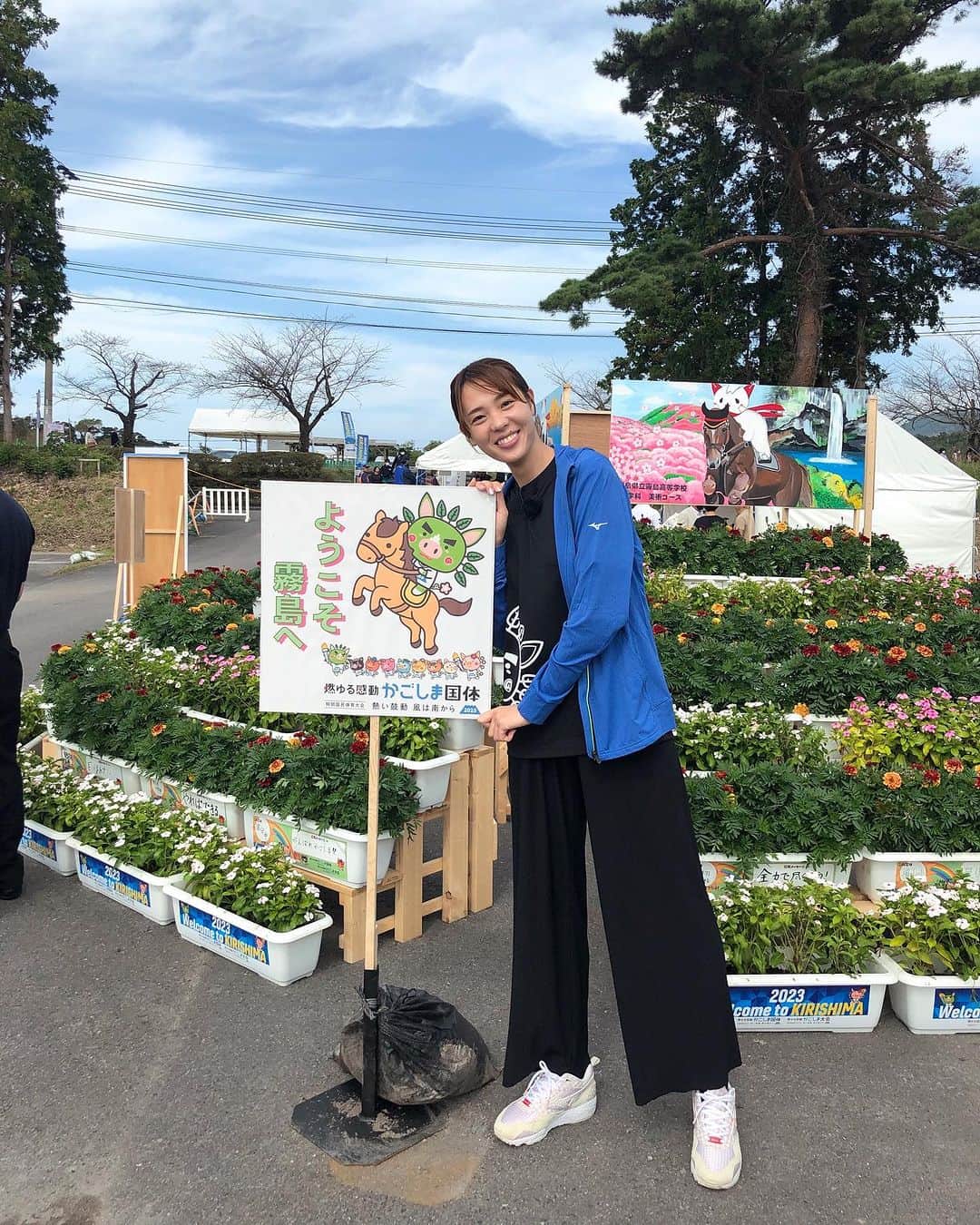 迫田さおりのインスタグラム：「・ かごしま国体 in霧島市 ・ 今日は馬術競技の応援に行ってきましたー🐴 ・ 初めての馬術競技は、ダイナミックなジャンプが魅力のトップスコア競技や華麗な動きを見せてくれる馬場馬術競技と、本当に魅力的な競技でした‼︎ ・ 会場には、各都道府県の団幕もありとても盛り上がっていました‼︎ ・ 明日はどの競技会場に応援に行こうかなー♪ MBC【かご4】で明日も生中継しまーす。」
