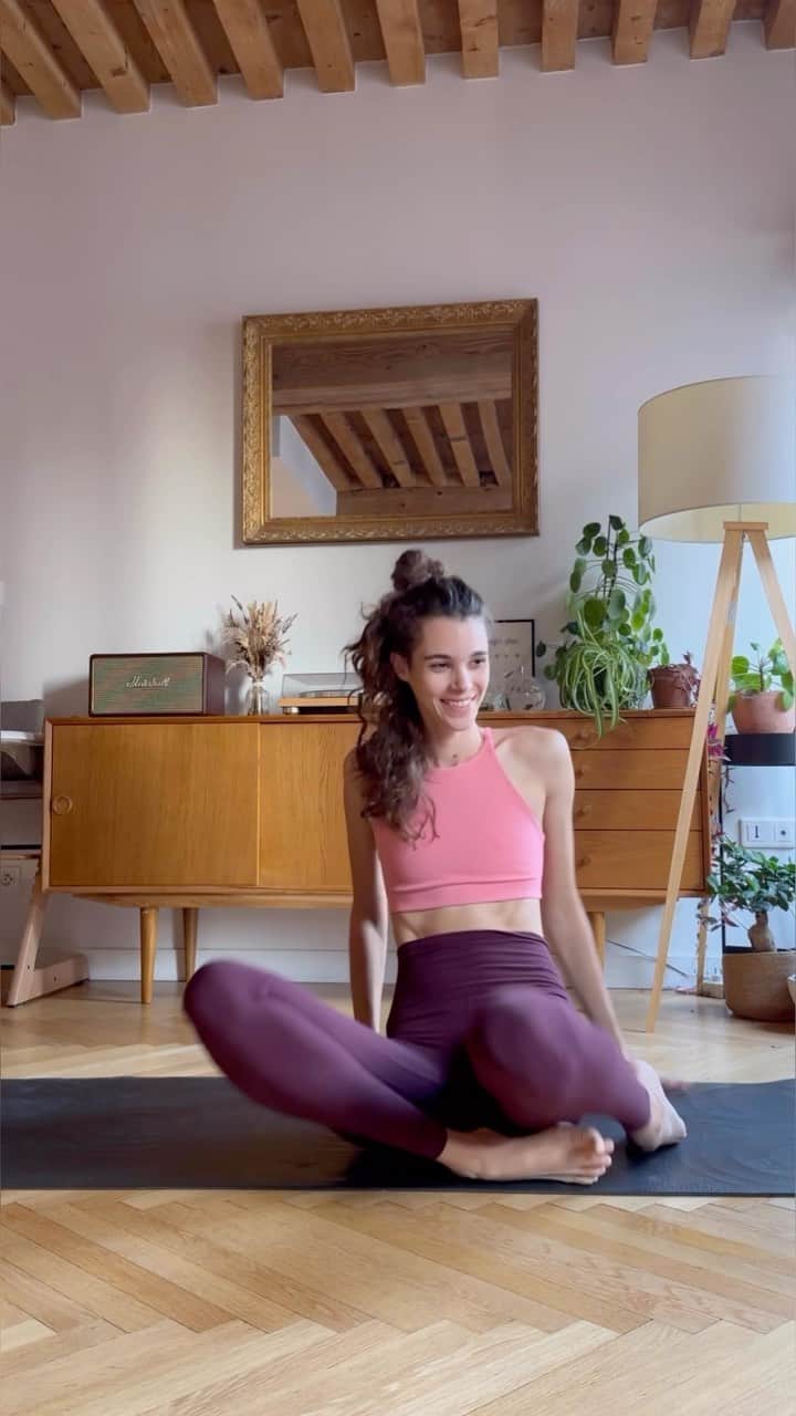 ポーリーヌ・オアロのインスタグラム：「20’ of movement this morning. Yoga and strenght exercises ending with 8x stomach vacuum ☀️  I discovered new techniques to get my strenght and comfort back. It became a little feel good routine 🦋🫶🏼 To the end of many many months of being sick !!! 🤞🏽」