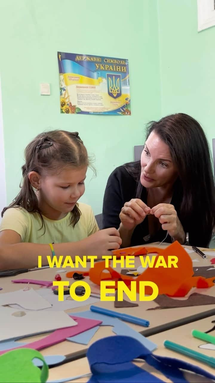 クリスティン・デイヴィスのインスタグラム：「💙Our hearts 💙   When 9-year-old Masha met UNHCR Goodwill Ambassador @iamkristindavis in Moldova, they bonded over their love of cats. Watch to the end to see what Masha - a refugee from Ukraine - told Kristin about the things she missed most about home.   #DayOfTheGirl」