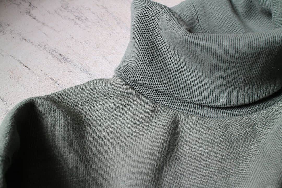 Jackmanさんのインスタグラム写真 - (JackmanInstagram)「▽ FW23 GG SWEAT HIGHNECK JM7366 100%COTTON Color:152  長めの首元リブ 長めの着丈 長めの袖丈  1920年頃の Baseball選手が 試合前に防寒目的で 着用していた セーターをモチーフに GG裏毛素材で開発した ハイネック  少し大き目の設計で 1枚で着用しても レイヤードしても かわいい雰囲気を 作れます」10月11日 19時00分 - jackman_official