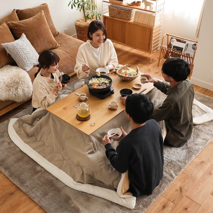 Re:CENO（リセノ）さんのインスタグラム写真 - (Re:CENO（リセノ）Instagram)「【人気アイテムをピックアップ🔍】こたつテーブル FAM 長方形 幅120cmタイプ  ----------------------------------------  ソファーとこたつを合わせて使いたい方へ。 ローテーブルとしても最適なこたつテーブル  ---------------------------------------  こたつでありながらも、ローテーブルとしての 美しさを感じられる「こたつテーブル FAM」。  こちらは、現代のリビングにぴったりの 120cm × 60cmサイズです。  幅120cmは、2〜3人掛けのソファーと 並んだ時に、最もフィットしやすい大きさ。  また、奥行きの60cmは、ソファーとテレビボードの 間に置くのにちょうどいい長さで、ローテーブルに最適。  こたつは従来「ちゃぶ台」的な 四角形に近いサイズが多く出回っている中で、 ありそうでなかった「細長いサイズ感」が魅力です。  爽やかな木目が魅力のナチュラルカラーは、 団らんの場を明るい雰囲気に演出。  明るい色合いでありながらも、 節ありのオーク材突板を使った素朴な表情が お部屋に味わい深さをプラスしてくれます。  北欧家具のようなヴィンテージレッド、 落ち着きを感じるブラウンもございますので お部屋に合わせてお選びください。  ---------------------------------------  ●アイテムは、商品タグのリンクからご覧いただけます。  #receno #interior #naturalvintage　#furniture #リセノ #ナチュラルヴィンテージ #センスのいらないインテリア #こたつ　#こたつテーブル　#こたつ布団　#リビング　#こたつのある生活　#リビングインテリア」10月11日 19時00分 - receno.interior