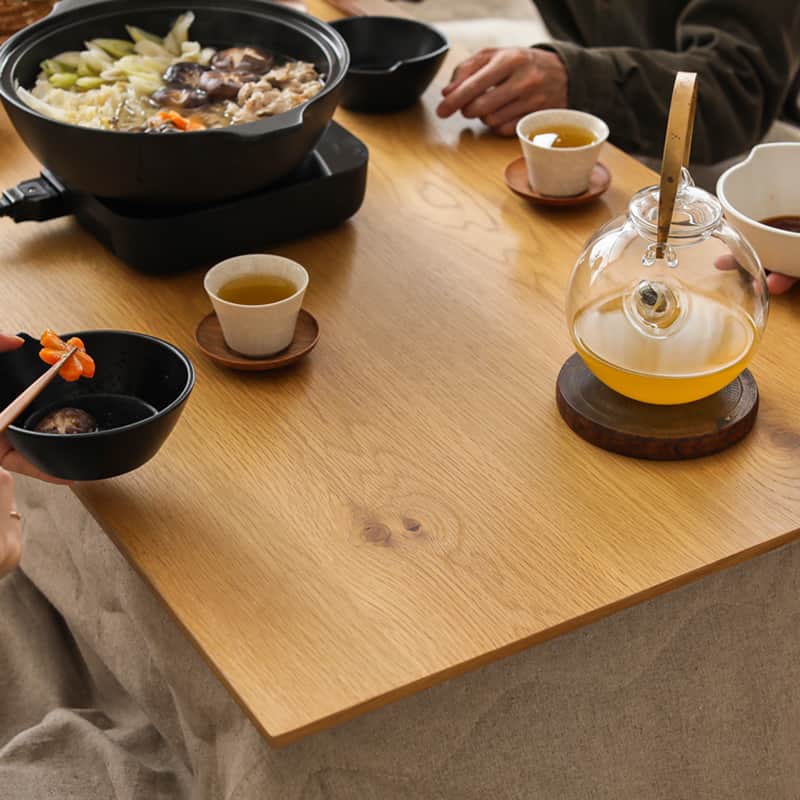 Re:CENO（リセノ）さんのインスタグラム写真 - (Re:CENO（リセノ）Instagram)「【人気アイテムをピックアップ🔍】こたつテーブル FAM 長方形 幅120cmタイプ  ----------------------------------------  ソファーとこたつを合わせて使いたい方へ。 ローテーブルとしても最適なこたつテーブル  ---------------------------------------  こたつでありながらも、ローテーブルとしての 美しさを感じられる「こたつテーブル FAM」。  こちらは、現代のリビングにぴったりの 120cm × 60cmサイズです。  幅120cmは、2〜3人掛けのソファーと 並んだ時に、最もフィットしやすい大きさ。  また、奥行きの60cmは、ソファーとテレビボードの 間に置くのにちょうどいい長さで、ローテーブルに最適。  こたつは従来「ちゃぶ台」的な 四角形に近いサイズが多く出回っている中で、 ありそうでなかった「細長いサイズ感」が魅力です。  爽やかな木目が魅力のナチュラルカラーは、 団らんの場を明るい雰囲気に演出。  明るい色合いでありながらも、 節ありのオーク材突板を使った素朴な表情が お部屋に味わい深さをプラスしてくれます。  北欧家具のようなヴィンテージレッド、 落ち着きを感じるブラウンもございますので お部屋に合わせてお選びください。  ---------------------------------------  ●アイテムは、商品タグのリンクからご覧いただけます。  #receno #interior #naturalvintage　#furniture #リセノ #ナチュラルヴィンテージ #センスのいらないインテリア #こたつ　#こたつテーブル　#こたつ布団　#リビング　#こたつのある生活　#リビングインテリア」10月11日 19時00分 - receno.interior