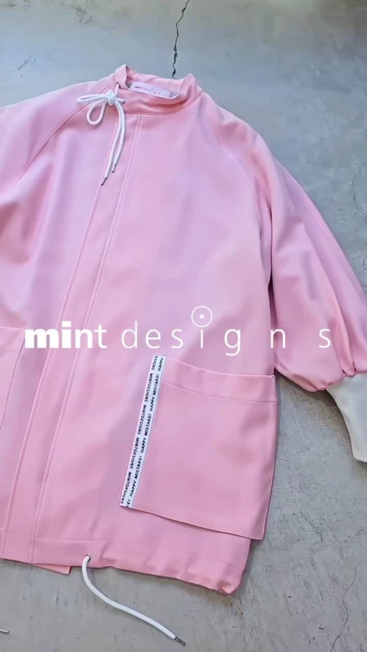 ミントデザインズのインスタグラム：「. -TWILL COLLECTION!!-  膨らみのある柔らかいツイル生地を深みのある黒と落ち着きのあるピンクに染めました。 ミントデザインズで人気のシルエットのブルゾン、大胆なタックデザインのパンツ、深いVネックで上品に広がるドレスの3アイテムが登場。 無地でもディティールのデザインにこだわり、マットな光沢感と絶妙な色味が美しいシリーズです。  ■ZIP BLOUSON ■TUCK PANTS  #mintdesigns #ミントデザインズ #2023aw」