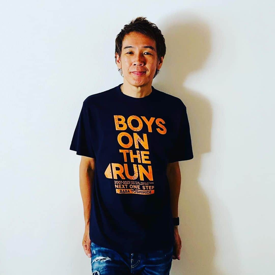 馬場俊英さんのインスタグラム写真 - (馬場俊英Instagram)「野音Tシャツが届いたので、さっそく着てみました。変化を出すため軽いイメージ違いで２枚撮りました😅  BOYS ON THE RUNが踏み出した足というか靴になっています。  明日からリハーサル！ 楽しみ〜🍃  #馬場俊英 #野音だんだん迫る」10月11日 19時01分 - babatoshihide