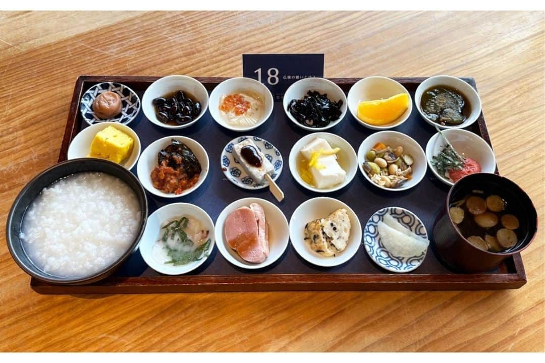 レッツエンジョイ東京さんのインスタグラム写真 - (レッツエンジョイ東京Instagram)「お寺のカフェの「朝ごはん」🍚✨  「築地本願寺カフェTsumugi」は、お寺の境内にある人気カフェです。とくに評判なのが「18品の朝ごはん」という朝限定メニュー。小鉢に盛り付けられた16種類のおかずと、お粥、おみそ汁がセットになっています。  阿弥陀さまがたてられた48誓願の中心となる「あなたを決して見捨てない」と願い誓われた「第18願」。この18番目の誓願にちなんで18品をそろえたという、なんとも豪華な朝ごはんです。  築地本願寺を眺めながら、忙しい日常を忘れてほっと一息、癒やしの朝活をしてみては？  🔸築地本願寺カフェTsumugi @tsukiji_hongwanjicafe 📍東京都中央区築地3-15-1　築地本願寺インフォメーションセンター内 🚉築地  #レッツエンジョイ東京 #おでかけ #おでかけスポット #東京 #築地 #築地本願寺 #築地本願寺カフェ #築地本願寺カフェtsumugi #tsumugi #和カフェtsumugi #18品の朝ごはん #朝ごはん #和ごはん #和食 #朝食 #朝活カフェ #モーニングカフェ #モーニング #和カフェ #東京グルメ #東京観光 #築地グルメ #朝ごはん部 #朝活 #あさごはん #朝ご飯」10月11日 19時01分 - lets_enjoytokyo