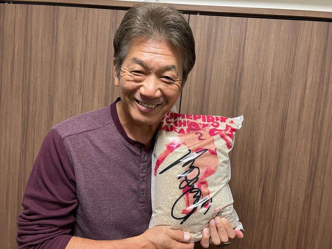 高橋慶彦のインスタグラム：「北海道芦別で田植えをした新米が届きました。 これは玄米バージョン」