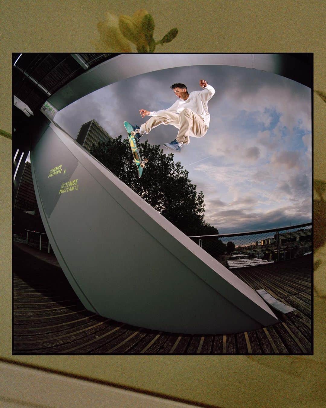 のインスタグラム：「【DICKIES SKATEBOARDING】 TOM KNOX シグネチャーコレクション  地元にインスパイアされたプロスケーター @t0mkn0x （トム・ノックス）初のディッキーズシグネチャーコレクションは、レイヤリング、保温性、耐久性、機動性など、ロンドンでスケートを楽しむために必要な機能を備えている。家族思いで有名なトム・ノックスのコレクションには、娘たちへのオマージュとして花のモチーフがあしらわれている。  本人が3週間フランスのパリを旅しながら、自身のシグネチャーコレクションのフィッティングと耐久性などをテストしました。エラスティックウエストのワークパンツやルーズ フィットの5ポケットデニム、軽量のパファージャケットなどトム・ノックスの期待通りに仕上がりました。  発売・取り扱い情報  10月11日(水) ディッキーズ公式オンラインショップ → dickies.jp ディッキーズららぽーと横浜 ディッキーズ大阪梅田HEP FIVE  📸 @Sammuller  #DickiesSkate #TomKnoxCollection #Dickies #ディッキーズ」