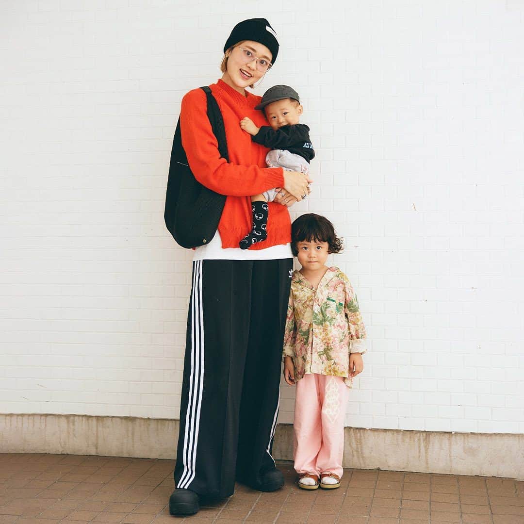 ハグマグ編集部のインスタグラム：「まいこさん&ひーちゃん・ 4歳 ＆しっくん・ 0歳  秋のスポーツMIXコーデ🤍🏁  ［mama］ Tops＆Bag：ともにMaison Margiela Bottoms：adidas Hat：KIMHEKIM Glasses：BLANC.. Shoes：Bottega Veneta  ［girl］ Tops＆Bottoms：ともにThe animals observatory Shoes：Salt-Water  ［boy］ Tops：Wildkind Kids Bottoms：The animals observatory Hat：H&M Socks：ZARA ___________________________________  詳しくはウェブサイトの記事で紹介中。プロフィールのリンクからチェックしてね🌼 @hugmug_insta ___________________________________ #hugmug#ハグマグ#親子スナップ#ママファッション#ストリートコーデ#ガーリーカジュアル#秋コーデ#秋ファッション#秋服#リンクコーデ#親子リンク#キッズファッション#キッズスタイル#ママコーデ#ママコーデファッション#カジュアルコーデ#秋色カラー#おしゃれキッズ#ベビー服#男の子コーデ#女の子コーデ#家族コーデ#ファッションスナップ#親子ファッション#家族コーデ#家族写真#家族スナップ#親子リンクコーデ#親子ペアルック#親子装#ハグマグファミリー」
