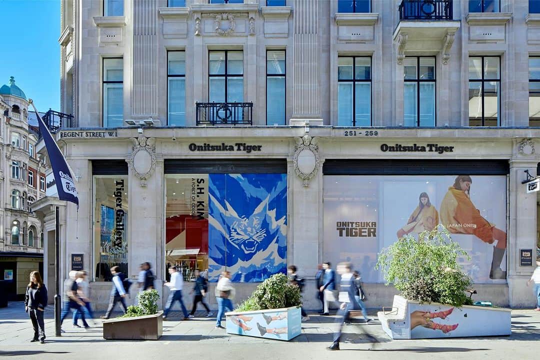 吉田拓巳のインスタグラム：「ロンドンのOnitsuka Tiger アートギャラリープロジェクト「Tiger Gallery™」第６弾。 韓国出身のアーティストS.H. KIM氏による個展『A FORCE OF COLOUR』が始まりました！ アートウィーク中のロンドンにお越しの皆様、是非お立ち寄りください！  S.H. KIM- “A FORCE OF COLOUR” Tiger Gallery™ 249-251 Regent Street, London W1B 2EP  On view:Oct 11 - Dec 9, 2023  @skim269  @tigergallery1949  @onitsukatigeruk  @onitsukatigerofficial   @artintelligenceglobal  @bennuglobalentertainment  @yuki_terase  @so_you_mean  @keitatakagi  @waka_0604   #OnitsukaTiger #TigerGallery #SHKIM #ArtIntelligenceGlobal」