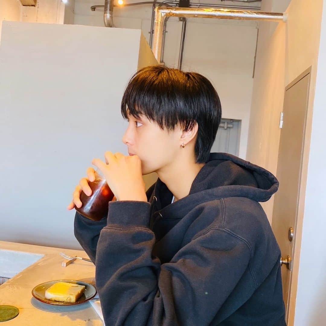 のインスタグラム：「カフェに行ってきました！ コーヒーが好きです☕️ みんなは何が好きですか？  #小幡海潤 #海潤」