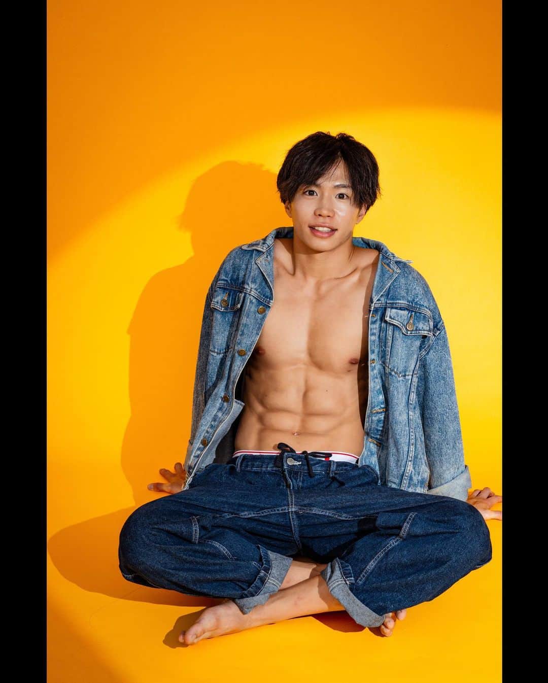 梶原颯さんのインスタグラム写真 - (梶原颯Instagram)「黄色好きやからお気に入り💪🐤 I like yellow, so I like these photographs.💪🐤  #筋肉　#腹筋　#abs #fitnessmodel #japan #bodymake #bodyphoto  #バンドウヤスノブ」10月11日 19時16分 - hayate_kajihara
