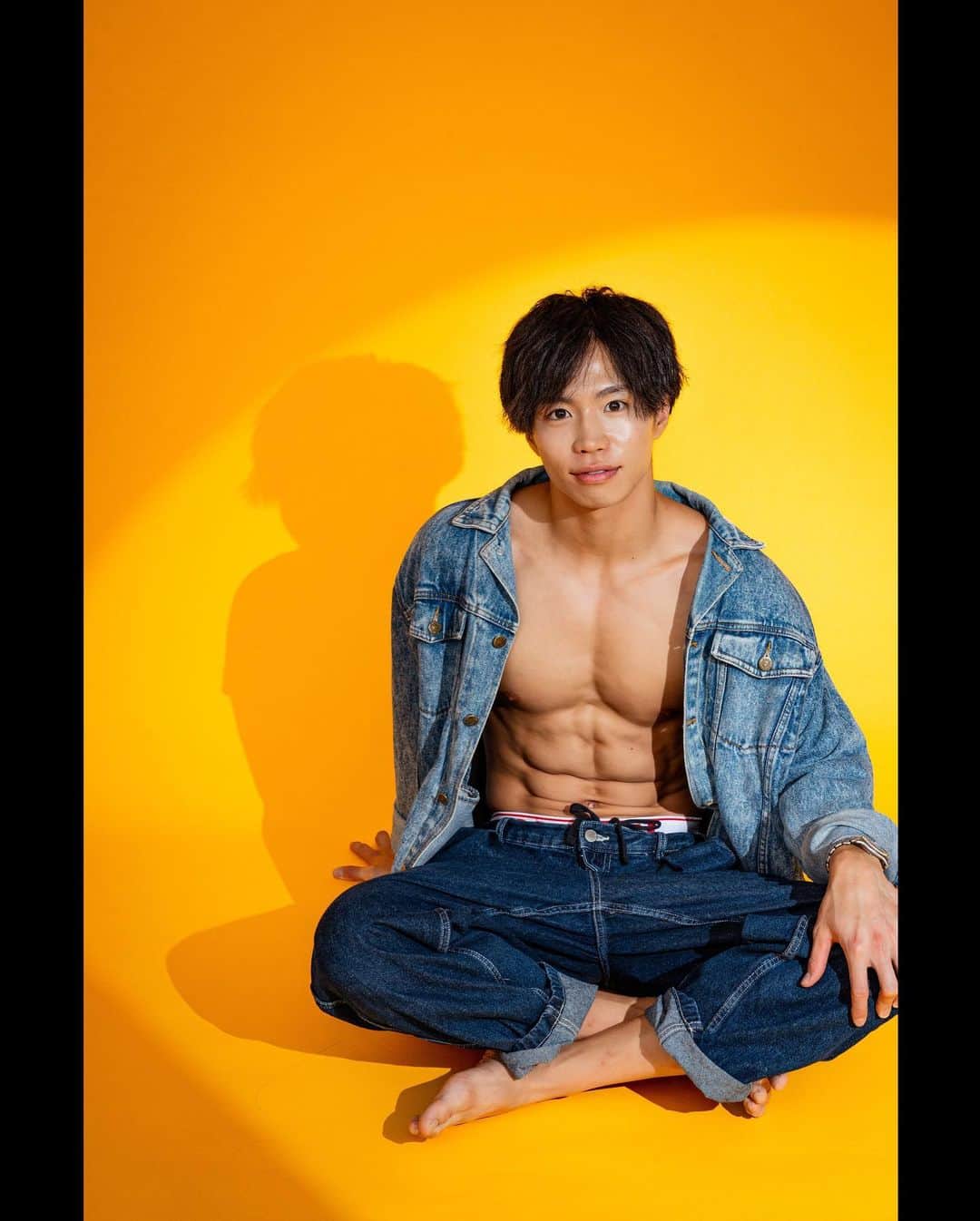 梶原颯さんのインスタグラム写真 - (梶原颯Instagram)「黄色好きやからお気に入り💪🐤 I like yellow, so I like these photographs.💪🐤  #筋肉　#腹筋　#abs #fitnessmodel #japan #bodymake #bodyphoto  #バンドウヤスノブ」10月11日 19時16分 - hayate_kajihara