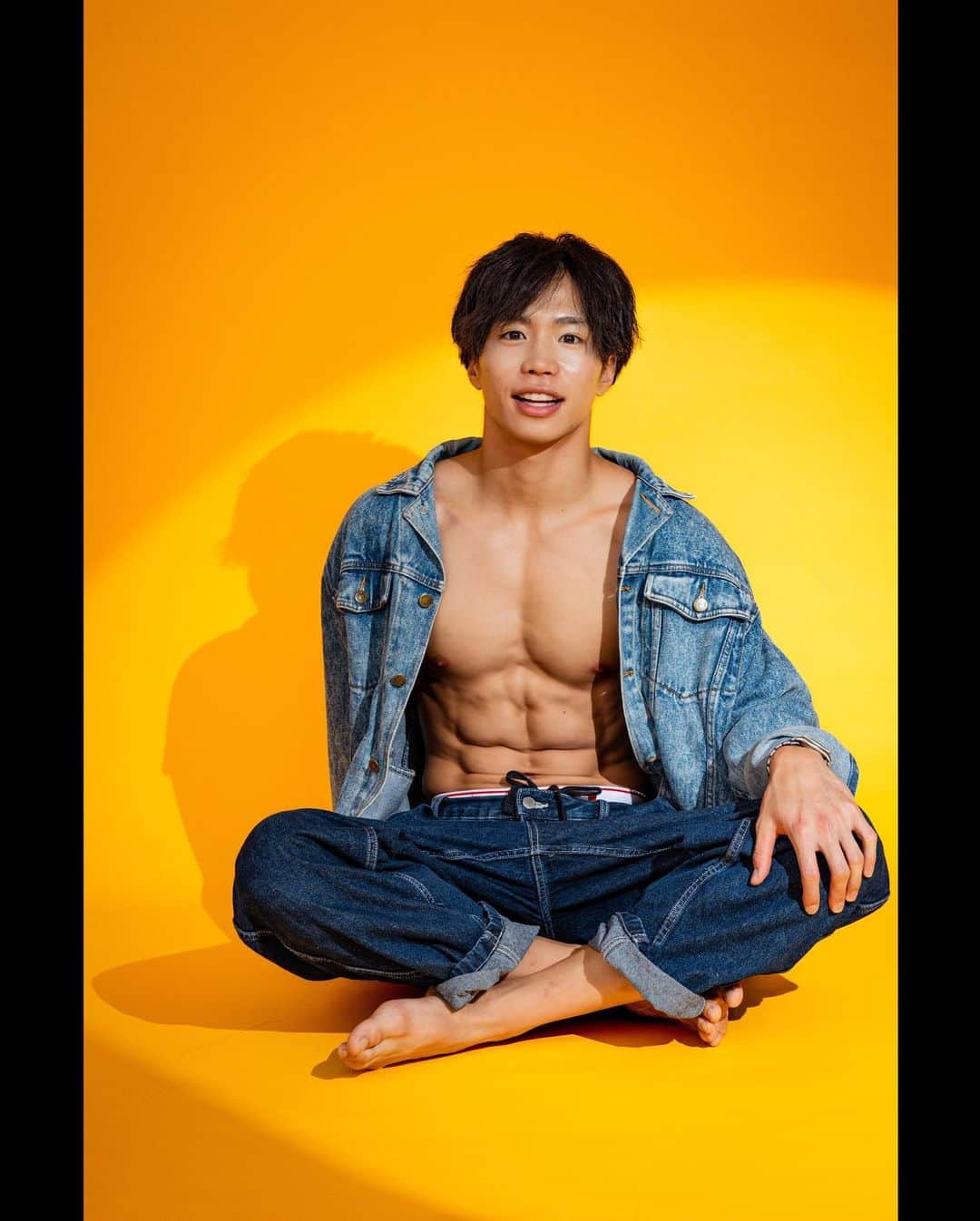 のインスタグラム：「黄色好きやからお気に入り💪🐤 I like yellow, so I like these photographs.💪🐤  #筋肉　#腹筋　#abs #fitnessmodel #japan #bodymake #bodyphoto  #バンドウヤスノブ」