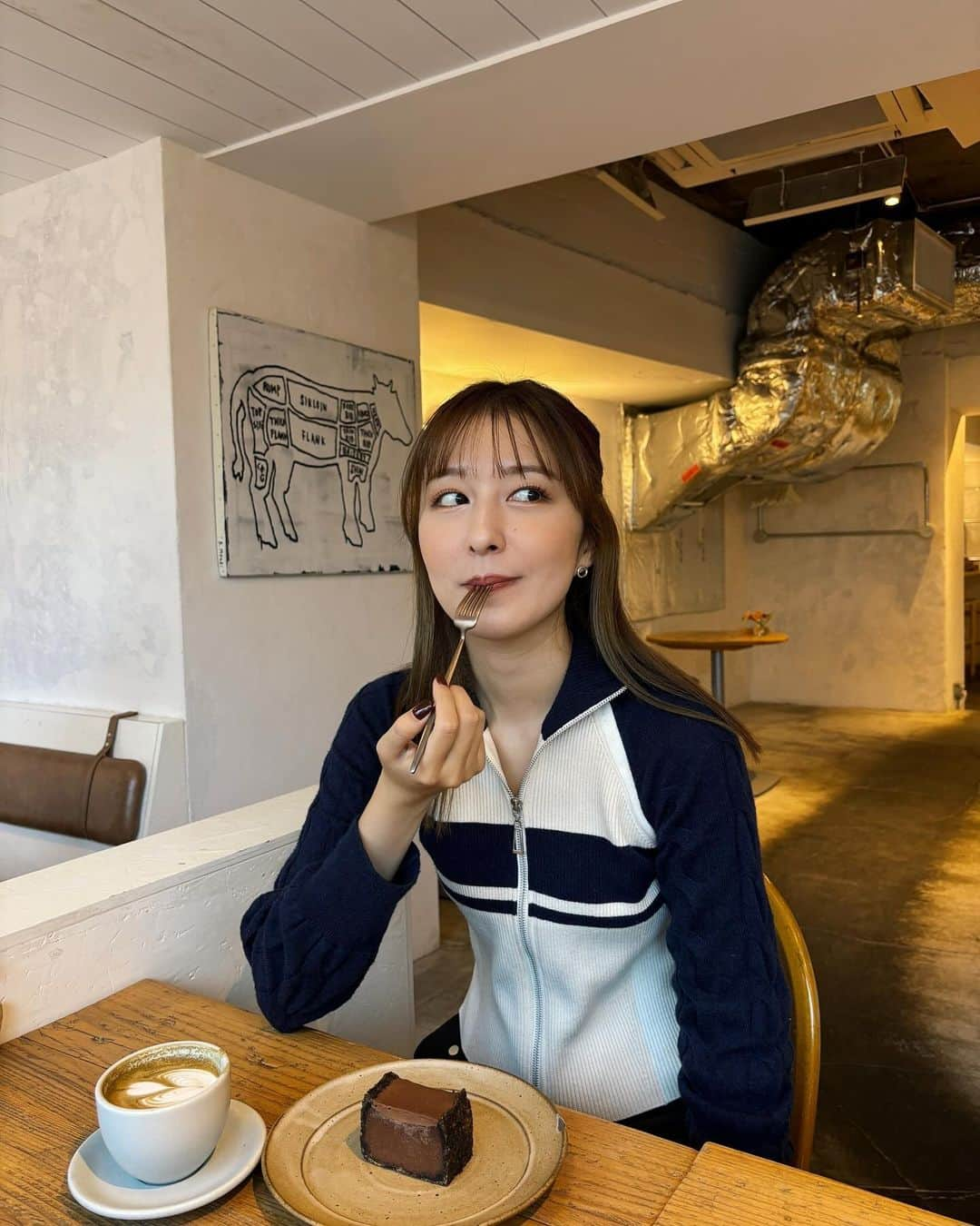 市野莉子のインスタグラム：「久しぶりに親友とお気に入りカフェ行けて楽しかった日✌🏻  秋らしくなってきて、長袖着れるの嬉しい〜 👚 @lily_brown_official  #カフェ#秋服#ファッション#ootd#followme」