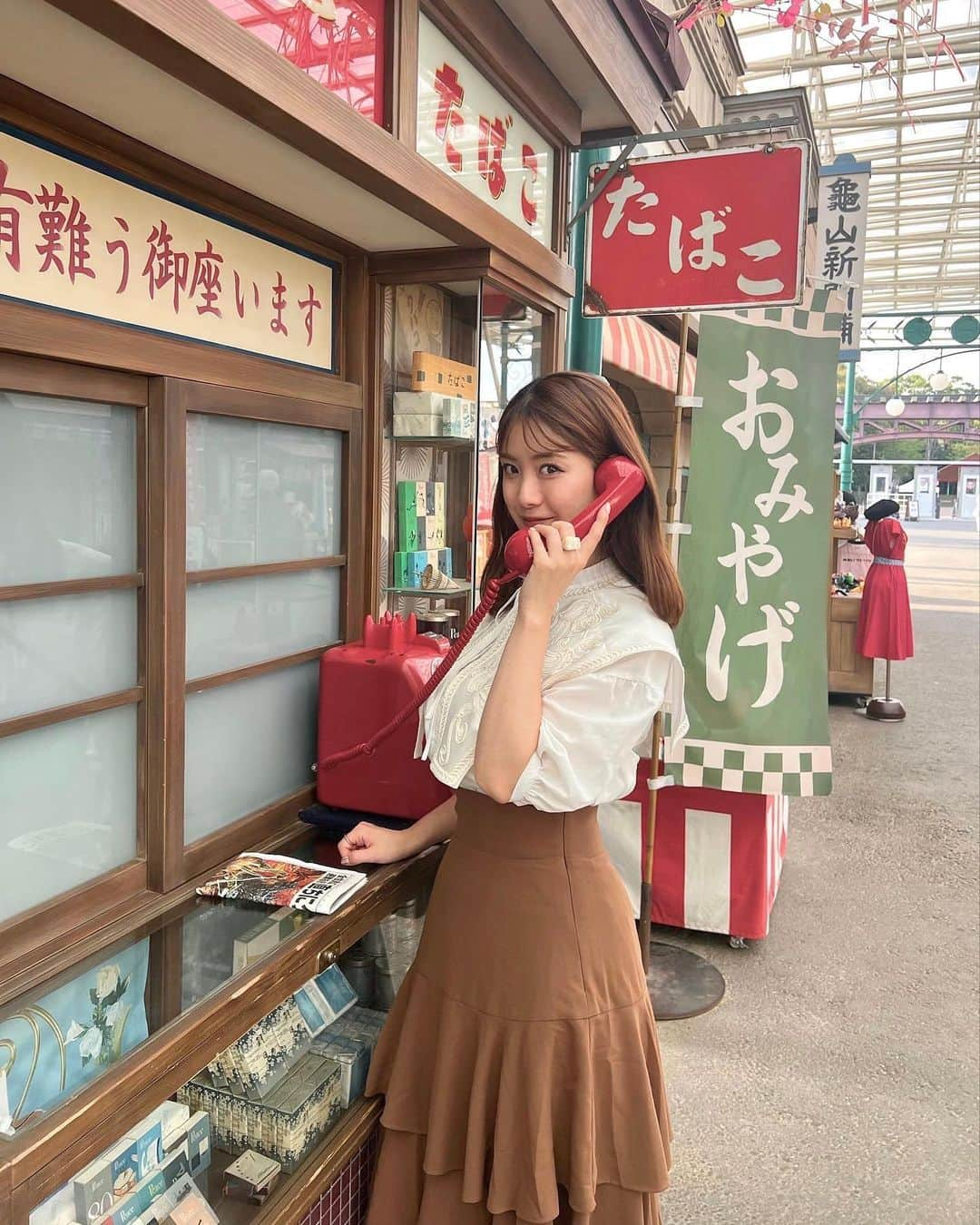 渡邉優のインスタグラム：「西武園ゆうえんちに行ってきた時の🎪 商店街がレトロでめちゃめちゃ可愛かった〜〜！  っぽくフィルムにしてみたよ🎞  お金も現地用のに換金して払ったりするから子供達も絶対楽しい♡ 埼玉の誇りだ〜！笑  #西武園ゆうえんち #夕日の丘商店街 #昭和 #昭和レトロ #レトロ #」