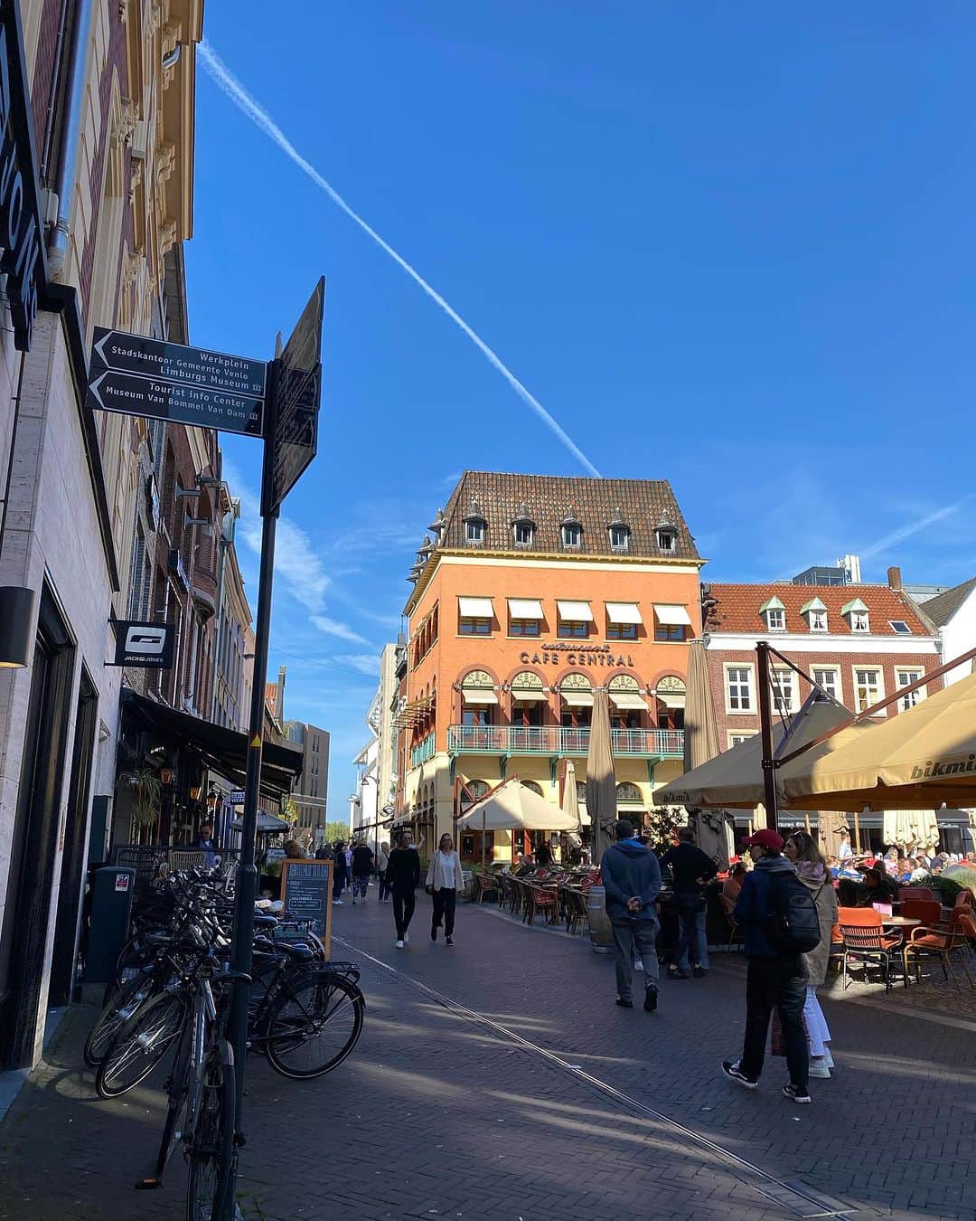 のインスタグラム：「🇳🇱  少し遅れましまが小旅行に行ってきました！ YouTubeには今週日曜日から載せていきます🌹 (どこに行ったかなどは動画見てね♡)  ほんまに楽しかったー😋  #海外移住 #オランダ旅行」
