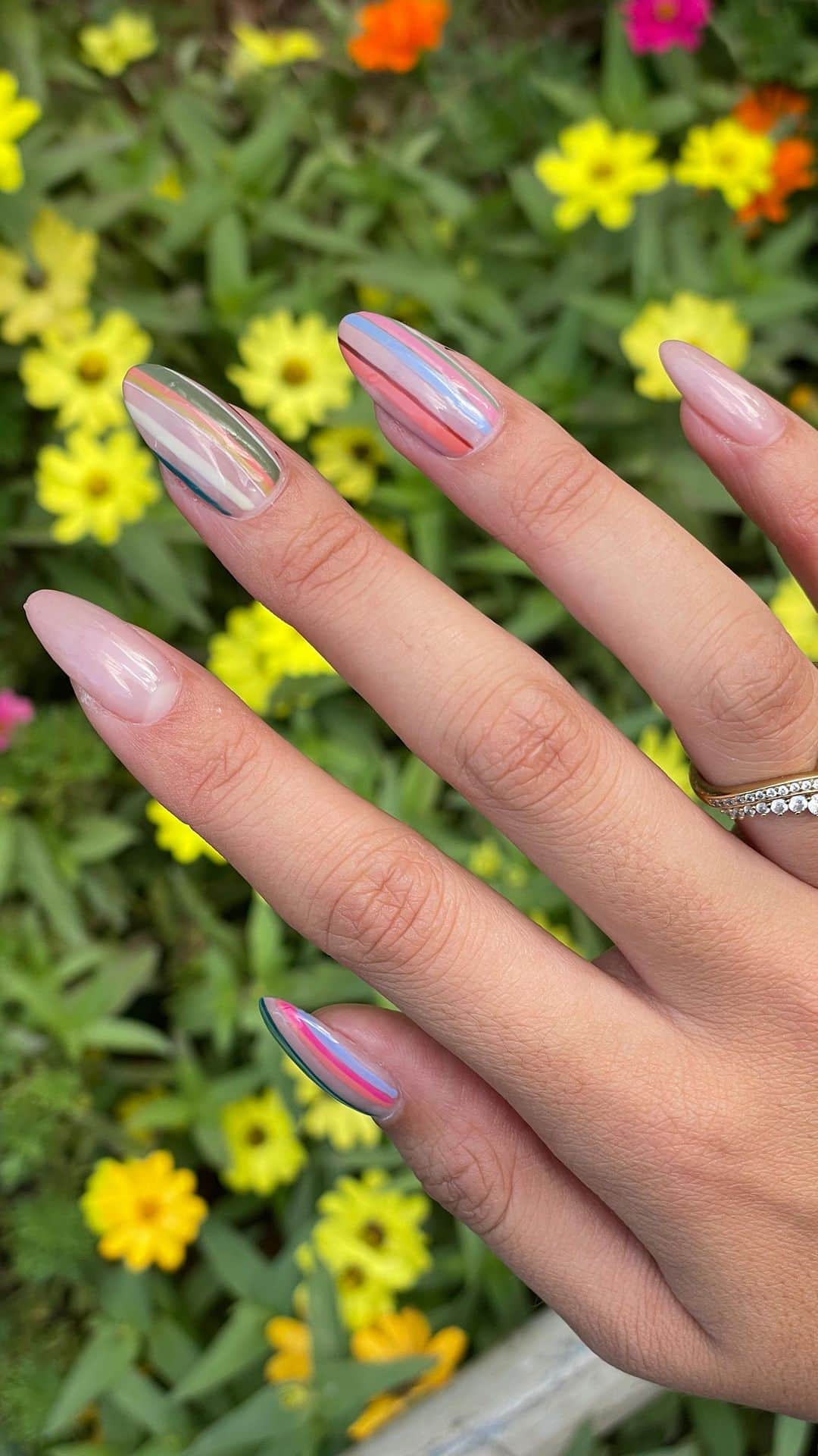 カナカ・ステラのインスタグラム：「Got my new nails done 🤍」