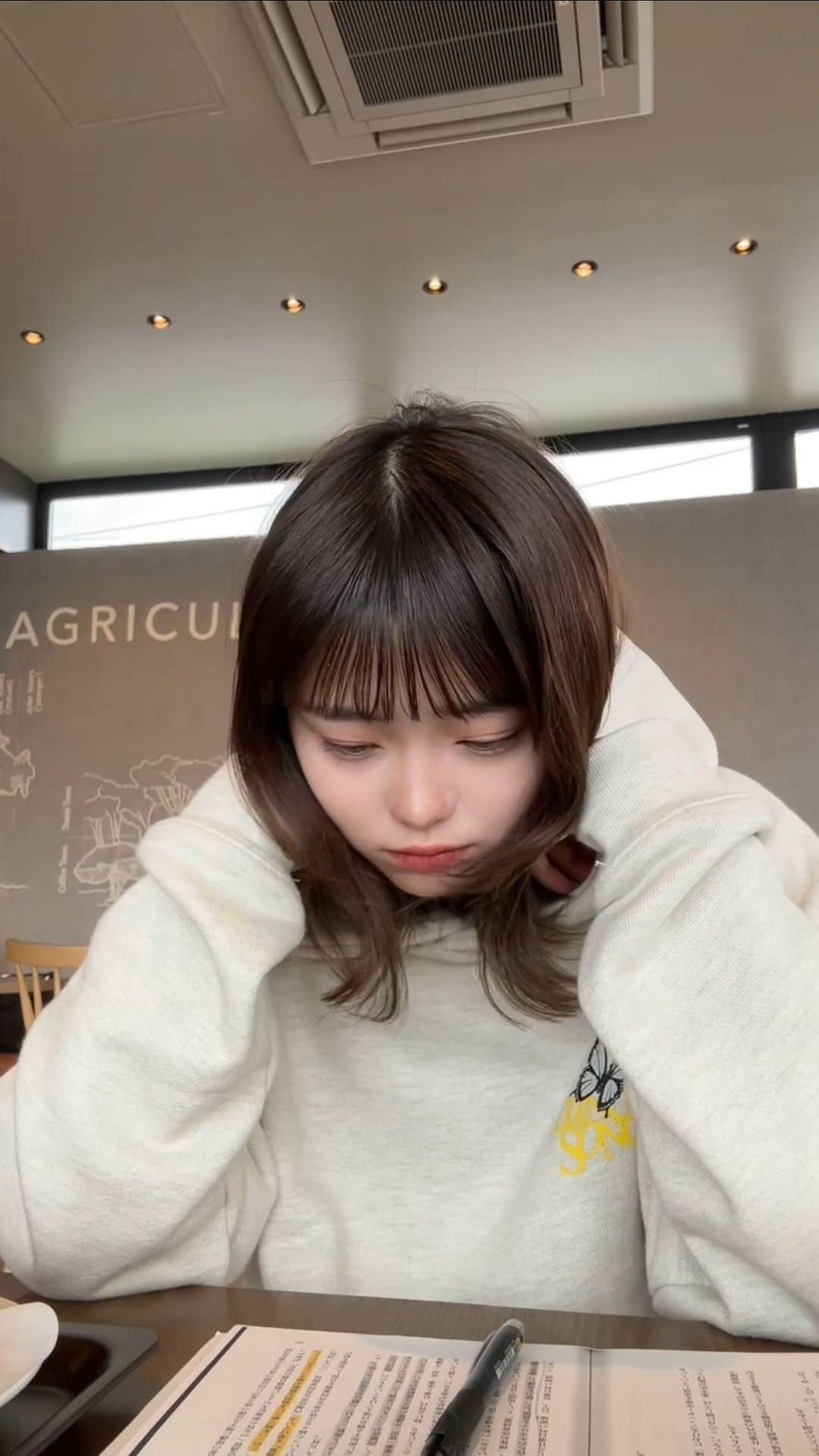 のインスタグラム：「. STUDY Vlog ✏️ …って言っていいのかな😂 . 夏休み前からしばらく 忙しない生活が続いているんだけど 限られた自由時間の中で 小さな楽しみを見つけられるようになったり 自分の疲れやストレスの解消法に気付けたり💡 有意義な数ヶ月を過ごせています^ - ^ . といいつつ、学祭の準備が終わらなくて。 本当に代表失格すぎてメンバーに申し訳ない🥹 ちなみに、卒論も、先生に詰められてて。笑 ドタバタですが なんとかできるように頑張るよ〜🚶」