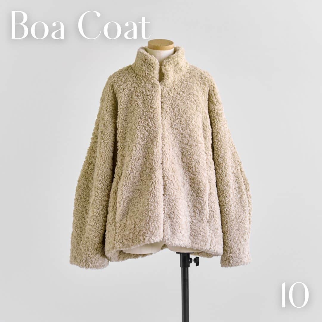 Stola. official accountさんのインスタグラム写真 - (Stola. official accountInstagram)「10 Boa Coat  柔らかさ、長さ、カールの具合までこだわって選び抜いたボアコート。 身頃は裾に向かってほんのりすぼませ、着膨れしないシルエットに仕上げています。 袖には切り替えを入れ、丸みを持たせることで女性らしさを。  #Stola.#ストラ #ボアコート#スタンドカラー#ショートコート#ボアジャケット#冬コート #Stola_2023aw」10月11日 19時13分 - stola.jp