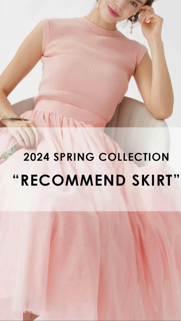 Tsuru by Mariko Oikawaのインスタグラム：「Spring skirt. 下記詳細↓  春を運んでくる柔らかで気分を上げてくれるスカート。 TSURUらしいこだわりのカラバリと素材感を楽しんで。  Lusset ¥38,500（tax in） size:34,36,38 チュールの重なりが作り出す、柔らかな色味とボリュームが魅力的なスカート。 春始めから、ニット合わせやトップスを自由に変えて楽しんで頂けるアイテム。ベルト巾やホックがしっかり隠れてウエストのギャザーが360度綺麗に見えるようにした仕様など、細部にまでこだわった一枚。  Alina ¥42,900（tax in） size:34.36.38 シアーな素材が光のもとで美しく魅了するプリーツスカート。 薄手のオーガンジーと別素材を合わせて、プリーツの立体感をより強く表現したスカート。 透明感が際立つエレガントな一枚。  #tsuru #tsurubymarikooikawa #2024spring #2024ss」