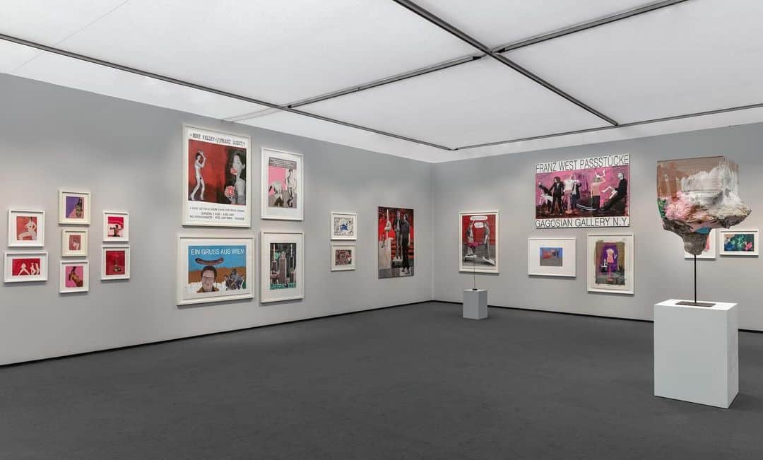 のインスタグラム：「A selection of paper-based works by Franz West are now on view in Gagosian's presentation at Frieze Masters! Titled “Franz West: Papier,” the presentation is conceived in association with the Estate of Franz West and through the initiative of the Franz West Privatstiftung and chosen in collaboration with artist Oscar Murillo (@lacachepli).   Blending abstraction and figuration, West’s works on paper exhibit an absurdist wit, with some exploring a mischievous vulgarity through an emphasis on bodily functions and erotic themes. The related "Plakatentwürfe" (Poster designs) of the 1990s and 2000s combine paint, collage, and digital printing to announce or commemorate West’s exhibitions, and serve as works of art in their own right.  Follow the link in our bio to view a preview of the fair online, or contact the gallery via DM or at inquire@gagosian.com for more information. ___________ #FranzWest #FriezeMasters #Gagosian @friezeofficial  Gagosian's booth at Frieze Masters 2023. Artwork © Archiv Franz West, © Estate Franz West. Photos: Lucy Dawkins (@luludelieu)」
