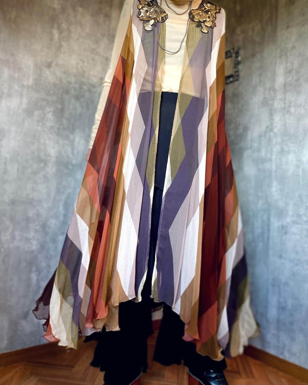 Chief used&vintageのインスタグラム：「Online Store New Arrival 🔘 “Multi Colored Chiffon Vest” オンラインストアにて販売中  この季節、存在感のあるジレは スタイリングに新しいアイディアを与えてくれる 助っ人のようなアイテム。  程よく透け感のある柔らかなシフォン素材、 生地をたっぷり使って仕立てられており、 ふわりとAラインに広がるシルエットに 気分が高まるデザインです。 季節感のあるくすみカラーのコンビネーションで秋らしい着こなしにも。  詳細はタグ付けより オンラインストアにお進みくださいませ。  ※オンラインストアご注文分の次回発送日は10/11(水)となります。 あらかじめご了承の上、ご利用くださいませ。」