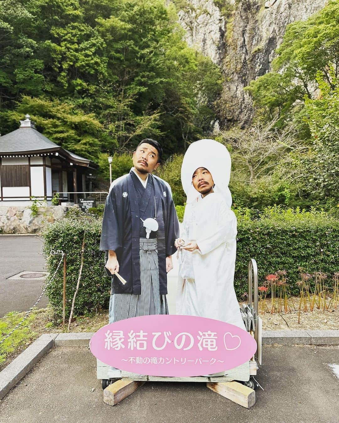 マントル一平のインスタグラム：「髭の花嫁と髭の花婿  Photo by @smallmarishan  #香川 #不動の滝  #瀬戸の花嫁」