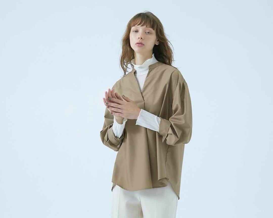 OPAQUE.CLIPのインスタグラム：「NEW ARRIVALS  きれいな表面感と落ち感のある素材が魅力のスキッパーシャツ レイヤードスタイルで今年らしさを✨  🏷️スキッパーボリュームスリーブシャツ 商品No.637-87043  🏷️シアーハイネックトップス 商品No.637-17224  #opaqueclip #オペークドットクリップ」