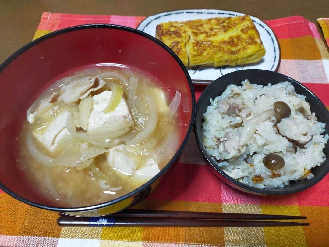 大河壮太のインスタグラム：「夕ご飯  炊き込みご飯と豚汁と卵焼き  しいたけ、しめじ、鶏もも、油揚げの炊き込みご飯。 大量買いだから、そうだなぁ大体3合で200円くらいかな？  豚汁、これが贅沢です。 新潟にある『たちばな』さんの豚汁をまねて豚バラ、玉ねぎ、豆腐のみ。 豚バラ600g、玉ねぎ3つ、豆腐2丁。 10号土鍋いっぱいに作りました。これは1000円ぐらいかかったな…  まぁでも夜、朝、昼、夜、朝までいけたから2人分5食て考えたらいいか！  #夫婦飯 #宮城 #仙台 #移住 #お野菜太郎」