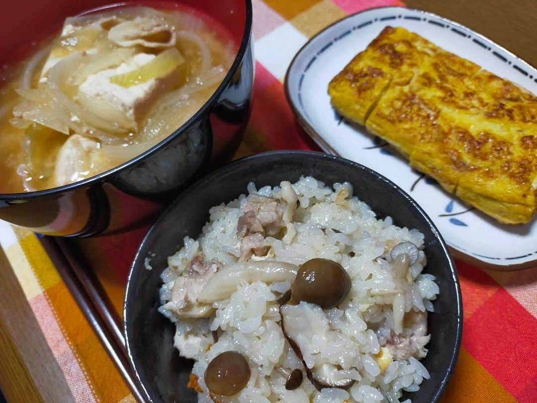 大河壮太さんのインスタグラム写真 - (大河壮太Instagram)「夕ご飯  炊き込みご飯と豚汁と卵焼き  しいたけ、しめじ、鶏もも、油揚げの炊き込みご飯。 大量買いだから、そうだなぁ大体3合で200円くらいかな？  豚汁、これが贅沢です。 新潟にある『たちばな』さんの豚汁をまねて豚バラ、玉ねぎ、豆腐のみ。 豚バラ600g、玉ねぎ3つ、豆腐2丁。 10号土鍋いっぱいに作りました。これは1000円ぐらいかかったな…  まぁでも夜、朝、昼、夜、朝までいけたから2人分5食て考えたらいいか！  #夫婦飯 #宮城 #仙台 #移住 #お野菜太郎」10月11日 19時25分 - 0831taro