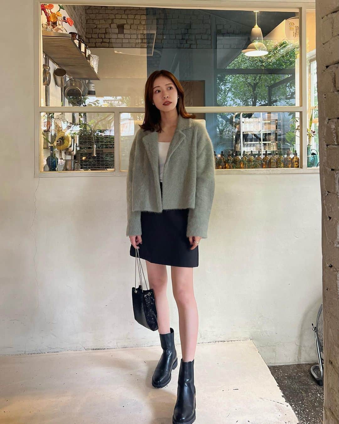 石黒美帆さんのインスタグラム写真 - (石黒美帆Instagram)「🇰🇷 ⁡ 着回しコーデ。♡ @dresslaveofficial のfox cashnere knit 丈感ももっふもふな生地も良き☺️ ⁡ 2週間前はこれで少し暑いくらいだったので 今はちょうど良いかな？ ⁡ スカートに見えるショーパン使えすぎて 色違いもオーダーしてしまった🫠 ⁡  ⁡撮影していいか聞いたら お兄さんわざわざ立っててくれました🙏」10月11日 19時17分 - miho_ishiguro