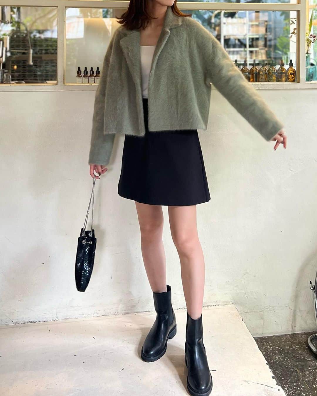 石黒美帆さんのインスタグラム写真 - (石黒美帆Instagram)「🇰🇷 ⁡ 着回しコーデ。♡ @dresslaveofficial のfox cashnere knit 丈感ももっふもふな生地も良き☺️ ⁡ 2週間前はこれで少し暑いくらいだったので 今はちょうど良いかな？ ⁡ スカートに見えるショーパン使えすぎて 色違いもオーダーしてしまった🫠 ⁡  ⁡撮影していいか聞いたら お兄さんわざわざ立っててくれました🙏」10月11日 19時17分 - miho_ishiguro