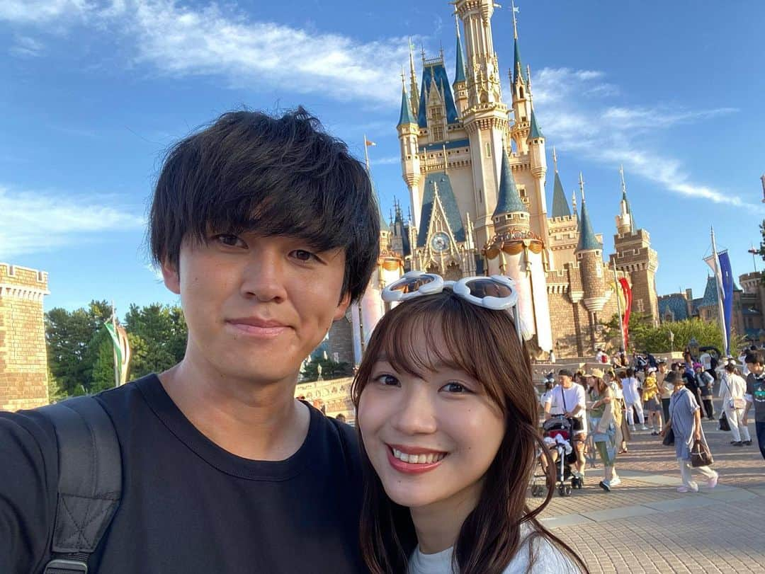 小林茉里奈さんのインスタグラム写真 - (小林茉里奈Instagram)「🎈 夫婦で…🐭🏰❤️  まだ行ったことなかった #美女と野獣 💓このために今回はランドにしました☺️ あと絶対食べると心に決めていた40周年バージョンの #うきわまん 🛟 先月ですが、だいぶ涼しくなっていて過ごしやすかったです✨  #ディズニーランド #disneyland  #dayoff   #アナウンサー #フリーアナウンサー #小林茉里奈 #セントフォース #centforce #水戸ホーリーホック #新里涼」10月11日 19時18分 - marina_k224