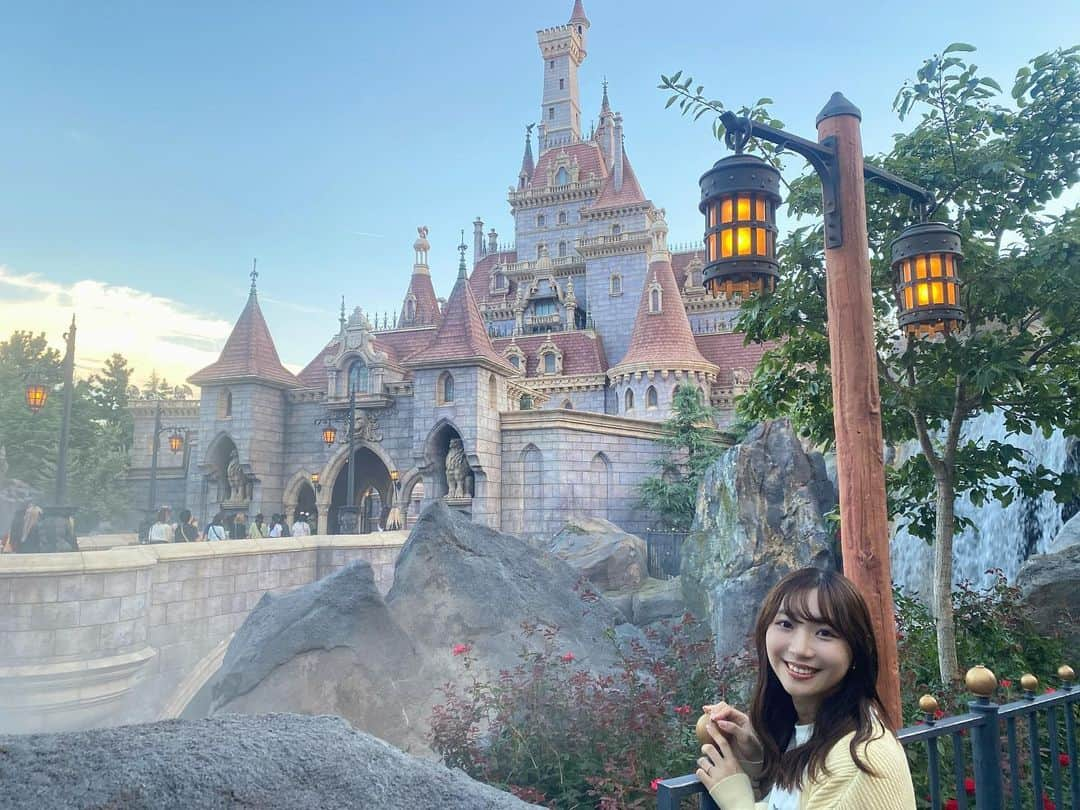 小林茉里奈さんのインスタグラム写真 - (小林茉里奈Instagram)「🎈 夫婦で…🐭🏰❤️  まだ行ったことなかった #美女と野獣 💓このために今回はランドにしました☺️ あと絶対食べると心に決めていた40周年バージョンの #うきわまん 🛟 先月ですが、だいぶ涼しくなっていて過ごしやすかったです✨  #ディズニーランド #disneyland  #dayoff   #アナウンサー #フリーアナウンサー #小林茉里奈 #セントフォース #centforce #水戸ホーリーホック #新里涼」10月11日 19時18分 - marina_k224