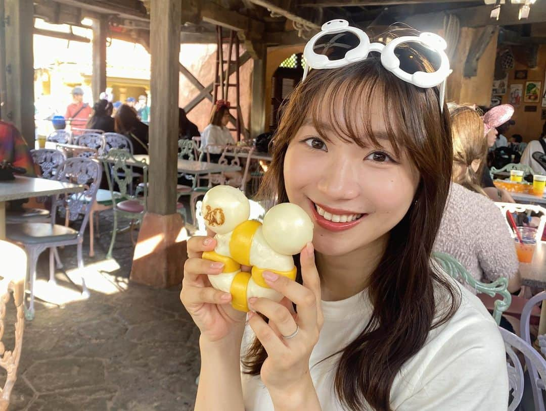 小林茉里奈のインスタグラム：「🎈 夫婦で…🐭🏰❤️  まだ行ったことなかった #美女と野獣 💓このために今回はランドにしました☺️ あと絶対食べると心に決めていた40周年バージョンの #うきわまん 🛟 先月ですが、だいぶ涼しくなっていて過ごしやすかったです✨  #ディズニーランド #disneyland  #dayoff   #アナウンサー #フリーアナウンサー #小林茉里奈 #セントフォース #centforce #水戸ホーリーホック #新里涼」