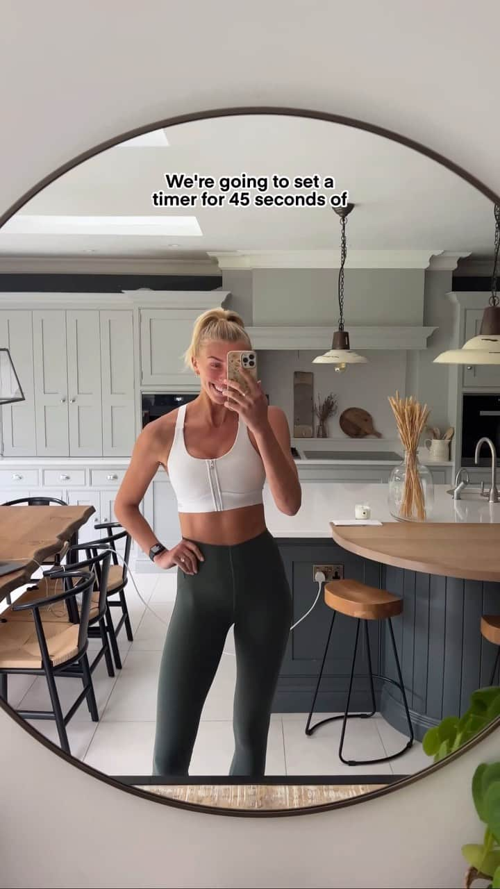 Zanna Van Dijkのインスタグラム：「8 Minute Core Workout 🔥  Give this core circuit a go, it uses zero equipment and focuses on targeting your obliques. One round is 8 minutes or you can go for two to get a 16 minute blast! 👌🏼  Set a timer for 45 seconds of work, 15 seconds of rest and work through:  ➡️ Russian Twist with Knee Lift  ➡️ Rotating Straight Leg Sit Ups  ➡️ Slow & Controlled Twisting Mountain Climbers  ➡️ Alternating Toe Taps  ➡️ Cross Body Crunch ➡️ Cross Body Crunch  ➡️ Sprinter Sit Up with Leg Lower  ➡️ Plank Knee Taps   Let me know what other workouts you would like to see from me in the comments ♥️ #abworkout #coreworkout #zvdworkout」