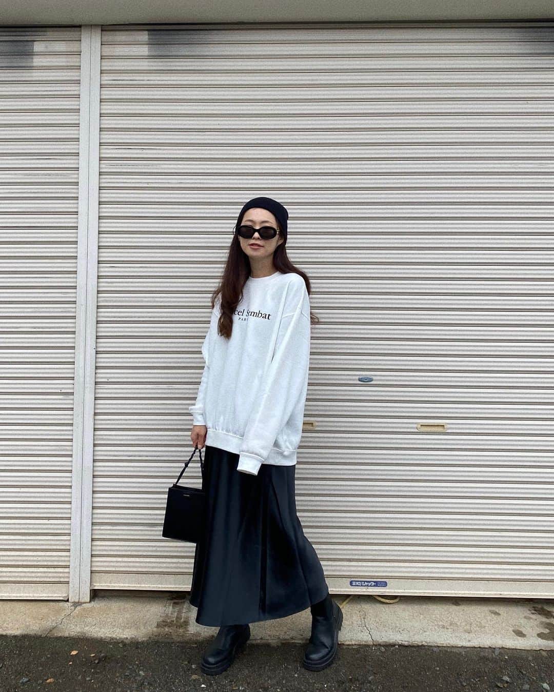 manamisotayutaのインスタグラム：「〻𝕔𝕠𝕣𝕕𝕚𝕟𝕒𝕥𝕖〻  @wego_official  のクルーネックスウェット♡ 裏起毛であったか♪ ホワイトのスウェットってすごく使える🤍  @wego_zozo  で🤍 カラーも柄も豊富なのが嬉しい❤︎  ＊ ＊ #pr#zozotown購入品 #zozotown  #wego#ウィゴー #スウェットコーデ  #ママコーデ#アラフォーコーデ #大人カジュアル #大人コーデ#秋コーデ #ニットキャップ#ジーユーコーデ  #ジルサンダー　 #サテンスカート」