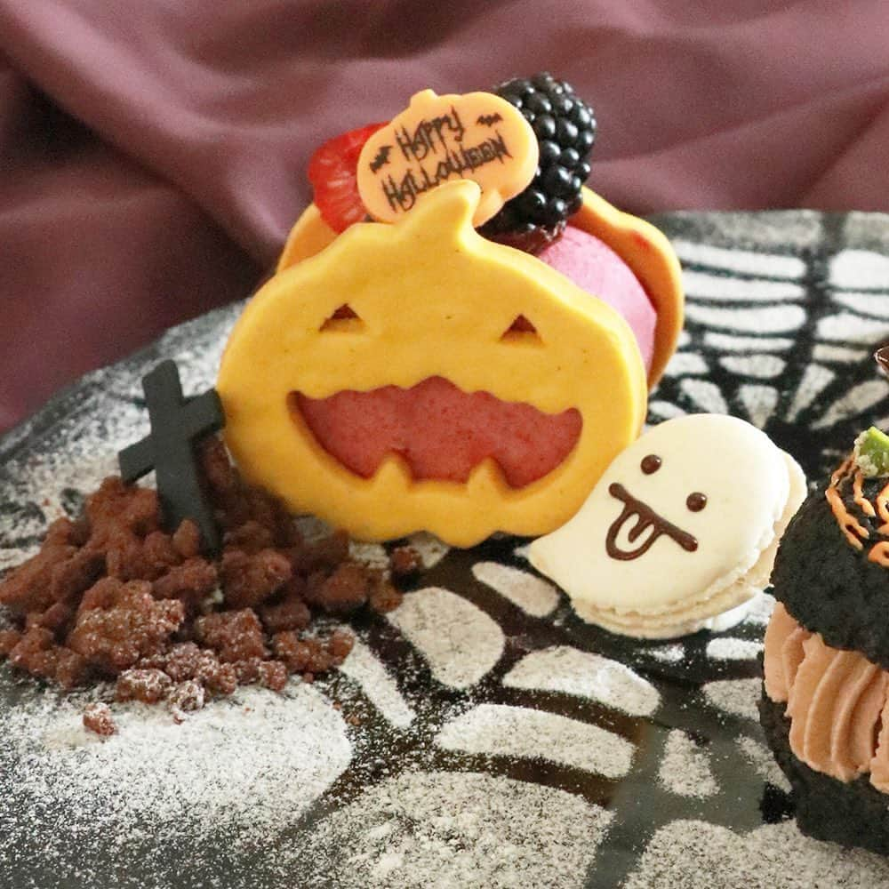 ヨコハマ グランド インターコンチネンタル ホテルのインスタグラム：「ハロウィンモチーフのスイーツが並ぶキュートなデザートプレート👻  ラウンジ&バー「マリンブルー」では、ハロウィン🎃をテーマにしたスイーツパレットを10月31日までご用意しております。 竹炭を練り込んだシュー生地にプラリネカスタードクリームとミルクチョコレートガナッシュを絞ったパリ ブレストをはじめ、おばけモチーフのクッキーでサンドしたカシスムースやマカロンなど、心躍るスイーツを盛り合わせました。 ムースをカットすると中からカシスのソースが流れる仕掛けなど、パティシエの遊び心が光るハロウィンの世界をお愉しみください。  #ヨコハマグランドインターコンチネンタルホテル #マリンブルー #ハロウィン #ハロウィン2023 #ハロウィンデザート #デザートパレット #ハロウィーン #intercontinentalyokohamagrand #halloween #marineblue #trickortreat」